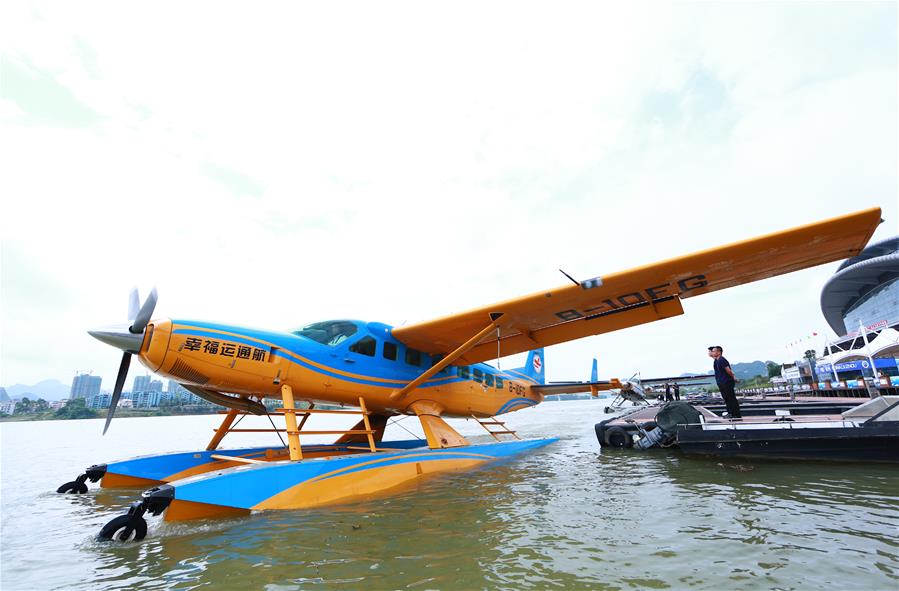 广西柳州：水上飞机助力观光旅游