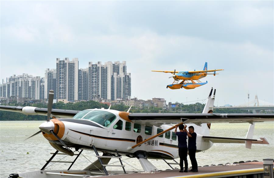 广西柳州：水上飞机助力观光旅游