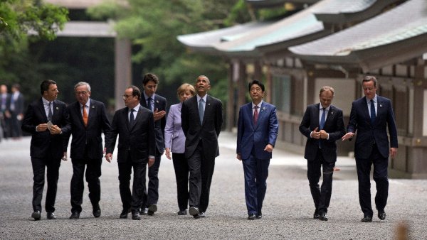 G7和欧盟领导人伊势神宫植树 英媒调侃：七个小矮人开工了