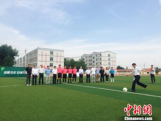 26日，临淄区实验中学和朱台镇中学进行了2016校园足球“动吧少年 百城万赛”的揭幕战。　王同武 摄