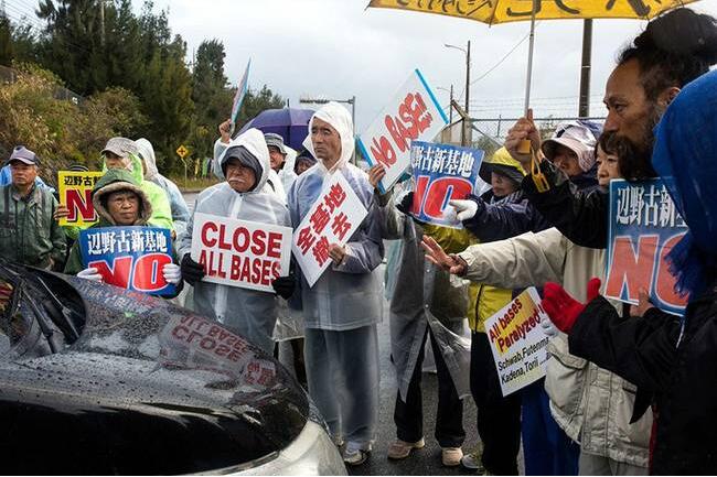 日本民众围堵美军军营 抗议边野古新基地建设