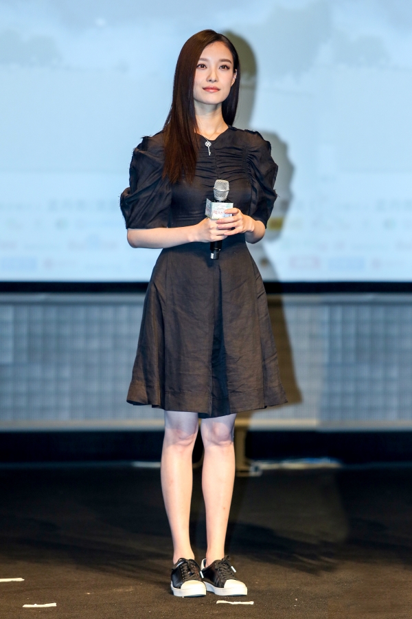 倪妮身穿Celine 2017早春系列黑色褶皱灯笼袖连身裙，脚踩黑白拼色系带休闲鞋。