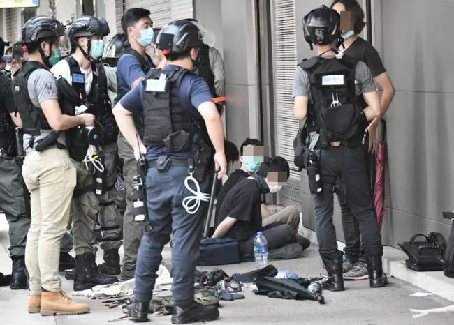  香港警方拘捕多人 图源：香港《头条日报》