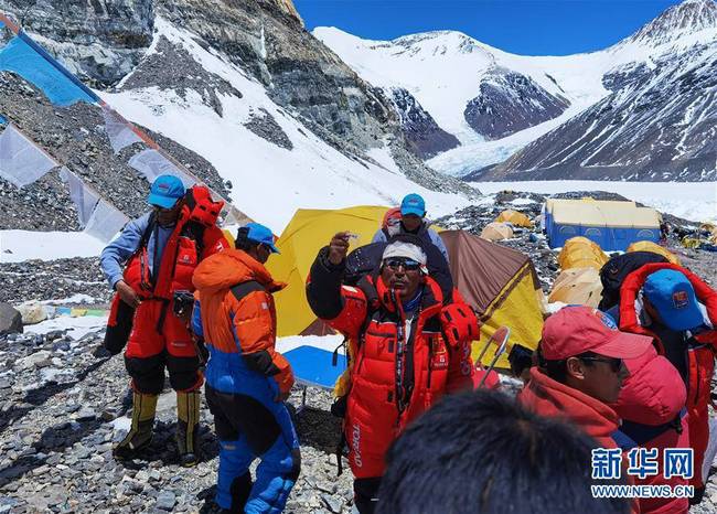 5月24日，2020珠峰高程测量登山队部分人员从海拔6500米的前进营地出发。新华社特约记者 拉巴 摄