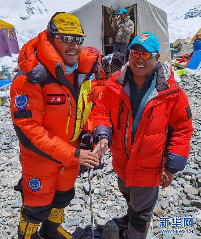 5月24日，2020珠峰高程测量登山队副队长桑珠（右）和冲顶组组长次落（左）在海拔6500米的前进营地。新华社特约记者 拉巴 摄