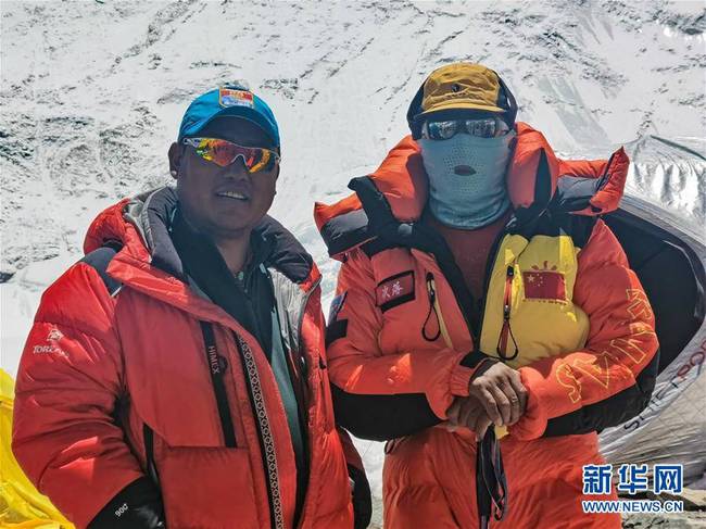 5月24日，2020珠峰高程测量登山队副队长桑珠（左）和冲顶组组长次落（右）在海拔6500米的前进营地。新华社特约记者 扎西次仁 摄
