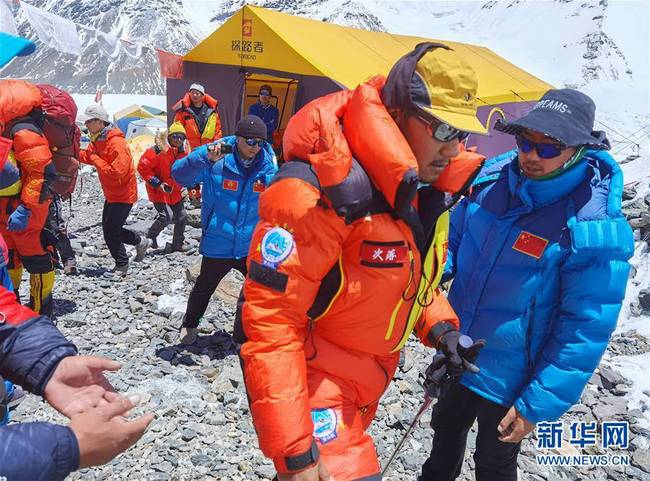 5月24日，2020珠峰高程测量登山队部分人员从海拔6500米的前进营地出发。新华社特约记者 拉巴 摄