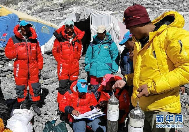 5月24日，2020珠峰高程测量登山队部分人员准备从海拔6500米的前进营地出发。新华社特约记者 拉巴 摄